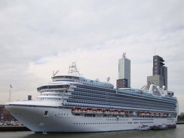 Cruiseschip ms Emerald princess aan de Cruise Terminal Rotterdam